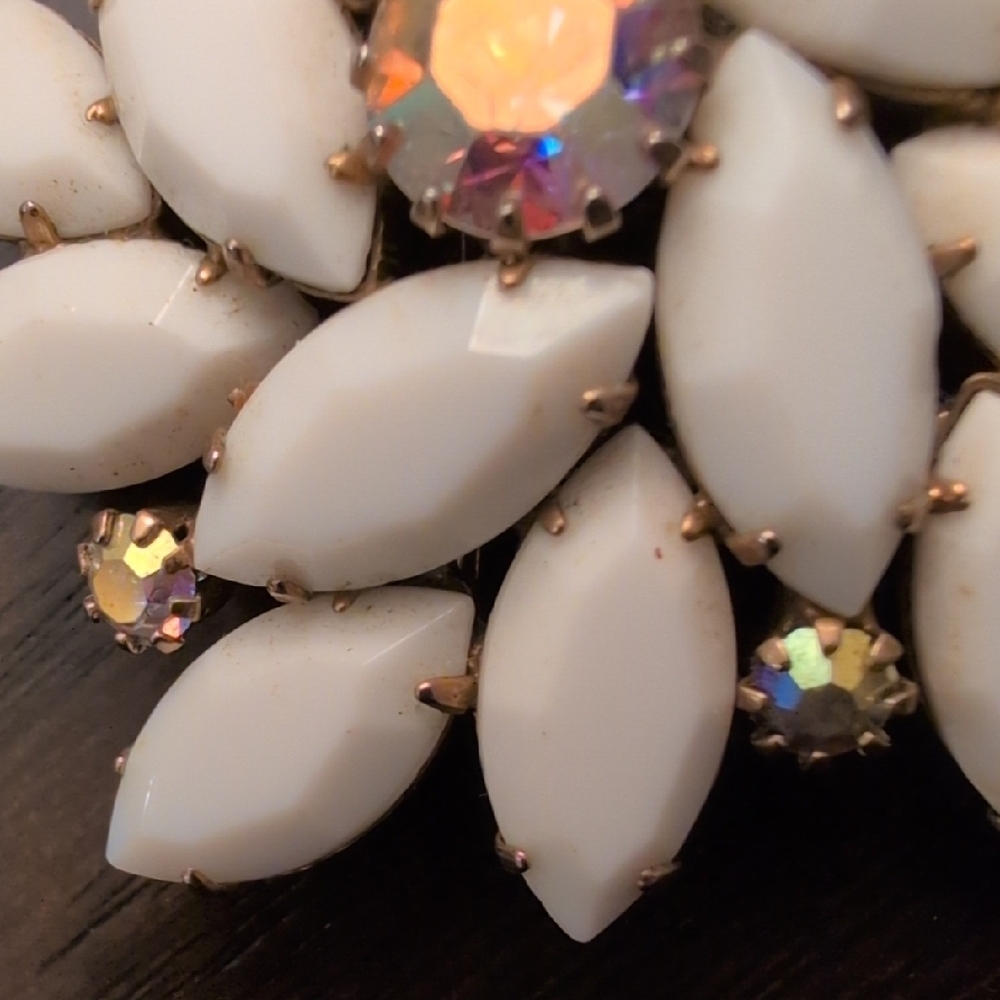 Vintage Brooch (Unsigned Juliana) large White Milk Glass and Aurora Borealis - Picture 6 of 8